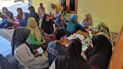 Mahasiswa Membantu Petugas
